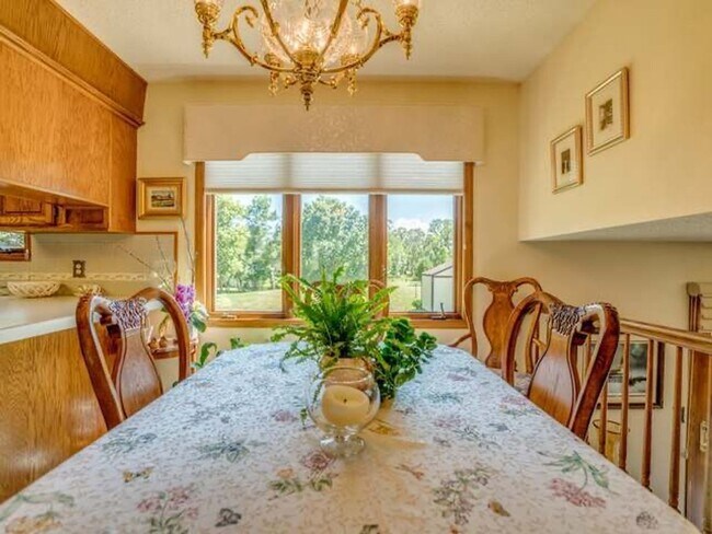Foto del edificio - Beautiful 4 Bedroom 3 Bathroom Home With 2...