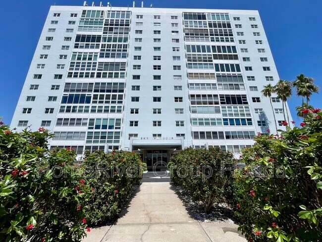 Building Photo - 7200 Sunshine Skyway Ln S