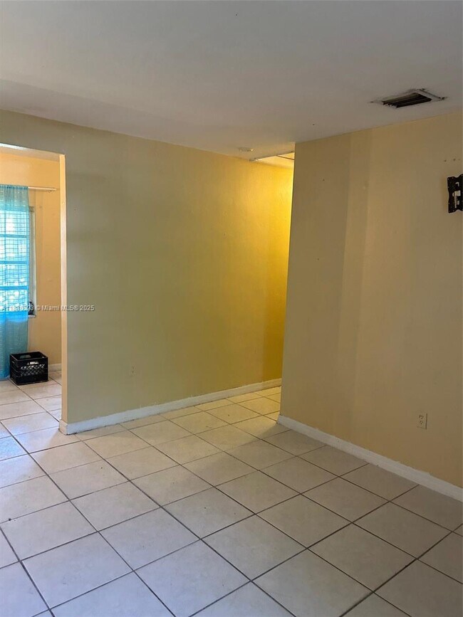 Foto del edificio - 9900 NW 10th Ave
