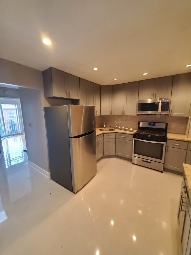 Great lighting! - 3031 69th St