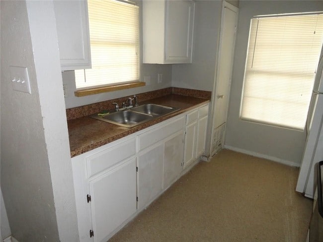 Building Photo - 9910 Cushing Dr