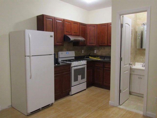 Foto del edificio - 216-14 Jamaica Ave
