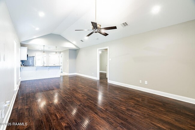 Foto del edificio - 319 Harvest Ln