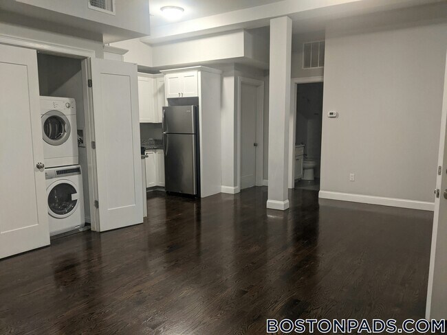 Foto del edificio - 10 Merrymount Rd