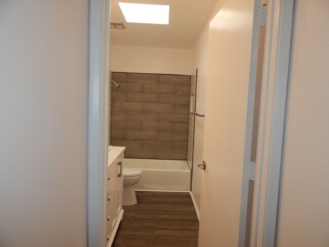 Foto del edificio - 2 Bedroom 2 Bath Towhouse - East Side