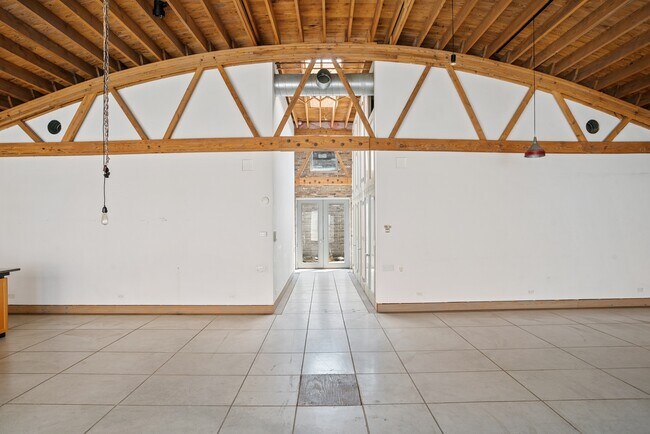 Foto del edificio - 1919 N Oakley Ave