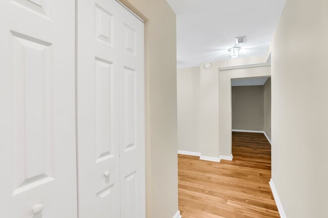 Building Photo - Charming First Floor Condo Available for Rent