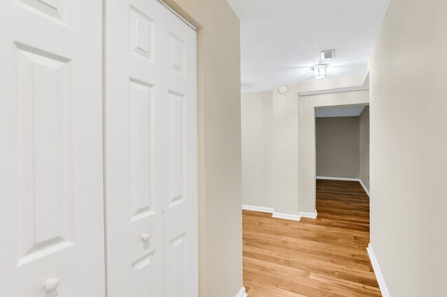 Foto del edificio - Charming First Floor Condo Available for Rent