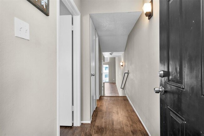 Foto del edificio - 12500 Melville Dr
