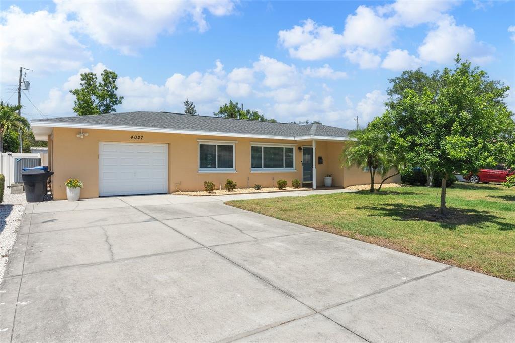 Foto principal - 4027 25th Ave N