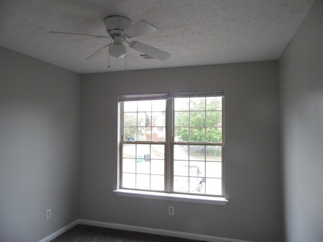 Foto del edificio - 3811 Sugar Creek Dr