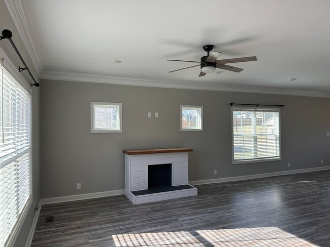 Building Photo - 3 Bedroom 2 Full Bath Home with Unfinished Basement For Rent!