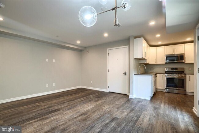 Building Photo - 528 S 5th St