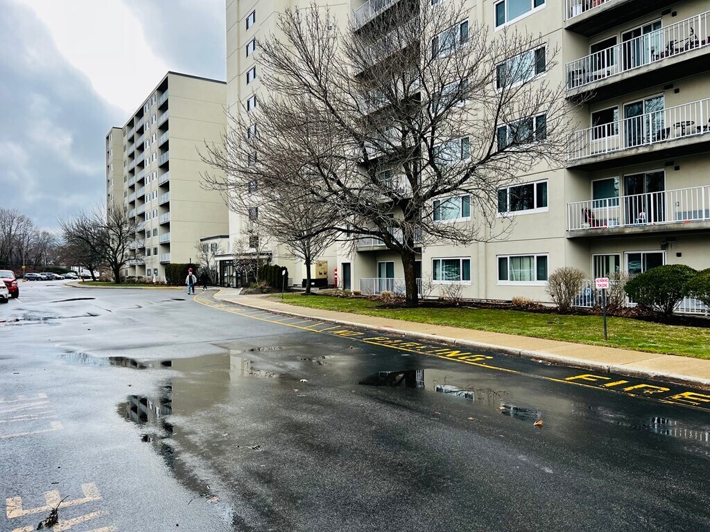 Primary Photo - 200 Cove Way