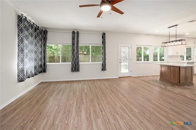 Foto del edificio - 703 Ivy Ct