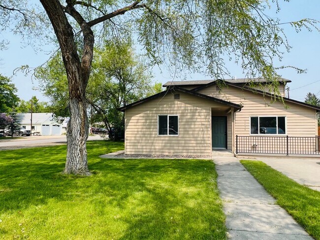 Building Photo - Centrally Located Duplex