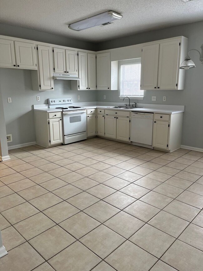 Foto del edificio - 242 Mayfield Dr