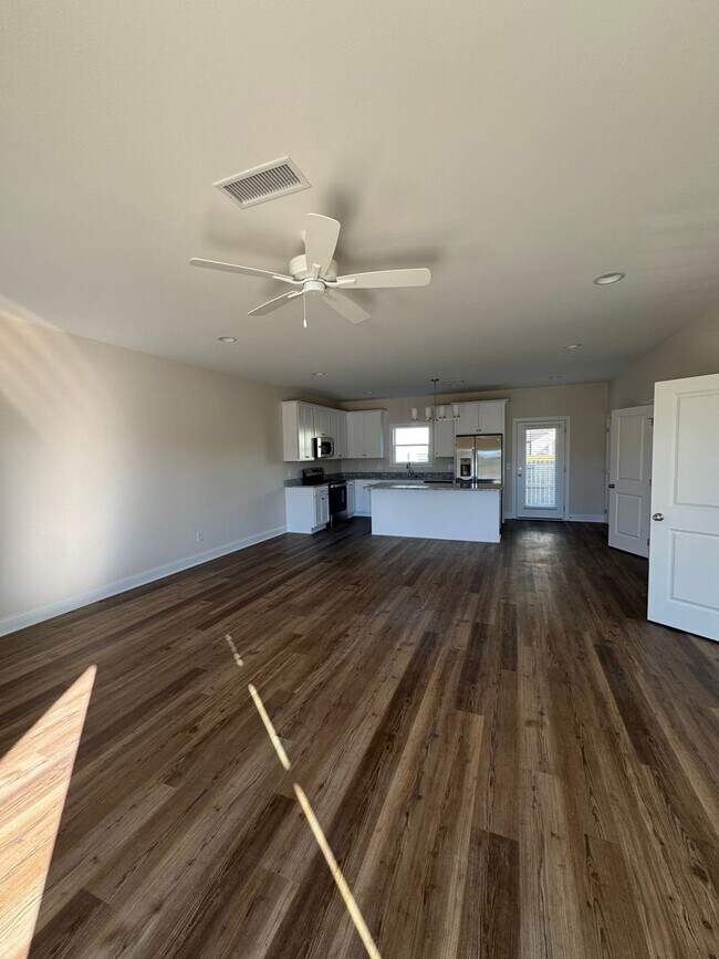 Foto del edificio - Brand New Townhome!