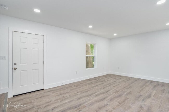 Building Photo - "Spacious 4-Bedroom Gem with a flex room a...