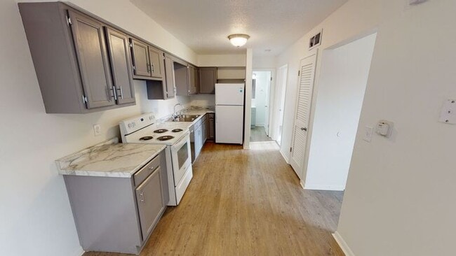 Building Photo - 209 SW Linden St