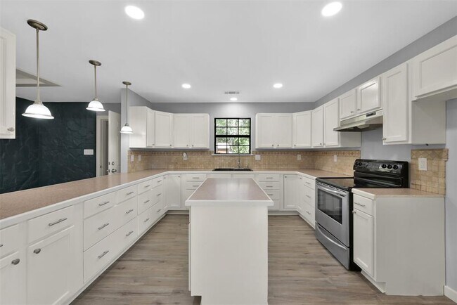 Foto del edificio - 15876 Pecan Dr