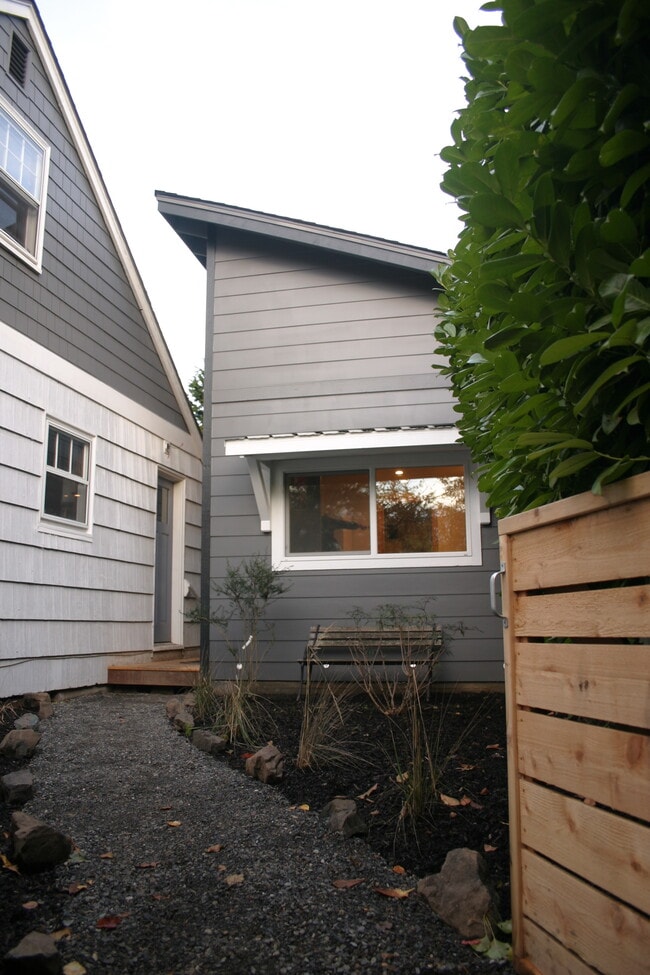 Building Photo - 302 Fir St NE