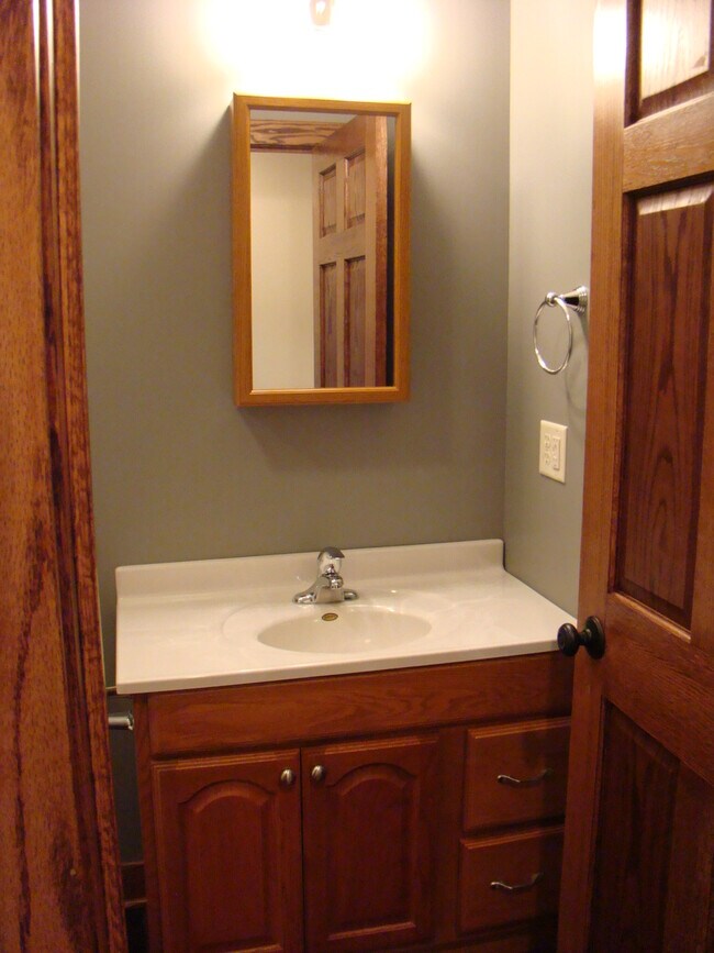 Full Bath - 509 E 7th St