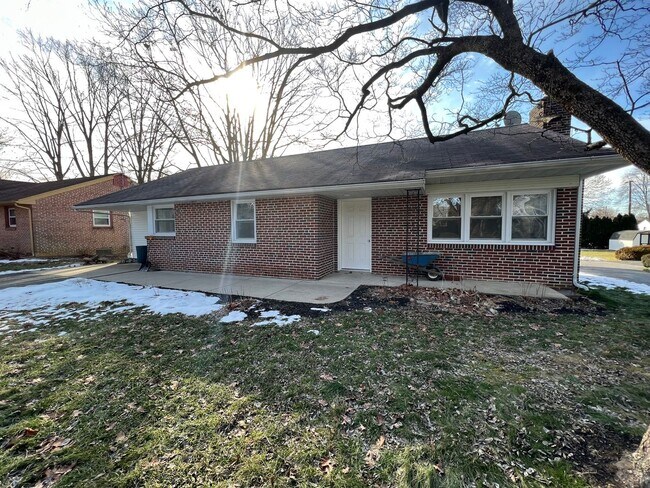 Building Photo - 3 Bedroom 3 Bath House Rental with Basemen...
