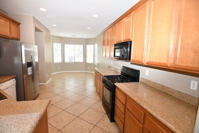 Building Photo - Large 4 bedroom, 2-story home in North Las...