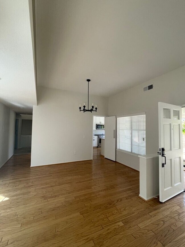 Foto del edificio - Gorgeous Single Story Home in The Coveted Valencia Summit Community!