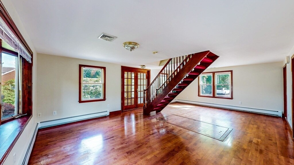 Primary Photo - 298 River St