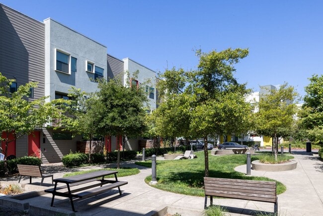 Building Photo - Fully renovated Townhome! Garage Parking!