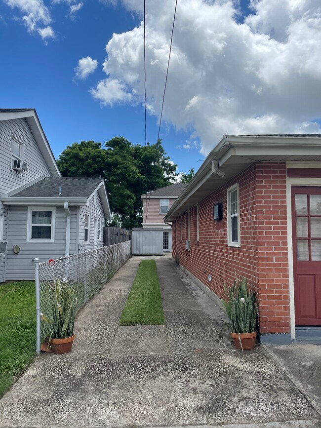 Building Photo - 1117 Friscoville Ave