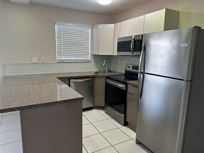Foto del edificio - $1,700MONTHLY;1975 NE 135TH STREET #3E NOR...
