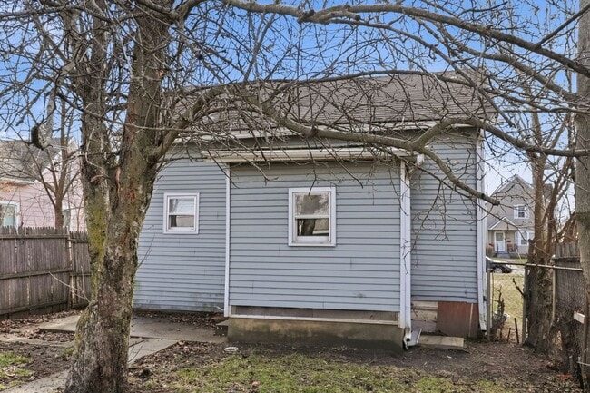 Building Photo - COMING SOON! Stylish 2BR with Modern Upgrades