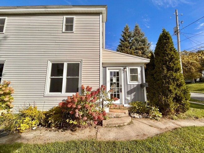 Building Photo - Spacious 4-Bedroom Home Near College Hill ...