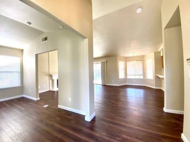 Building Photo - $2,200 Valentine & Clinton, Beautiful 3 Be...