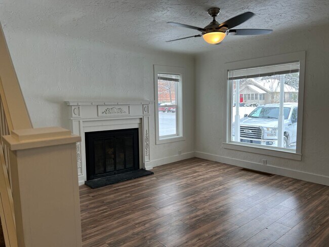 Building Photo - 3 bedroom home downtown!