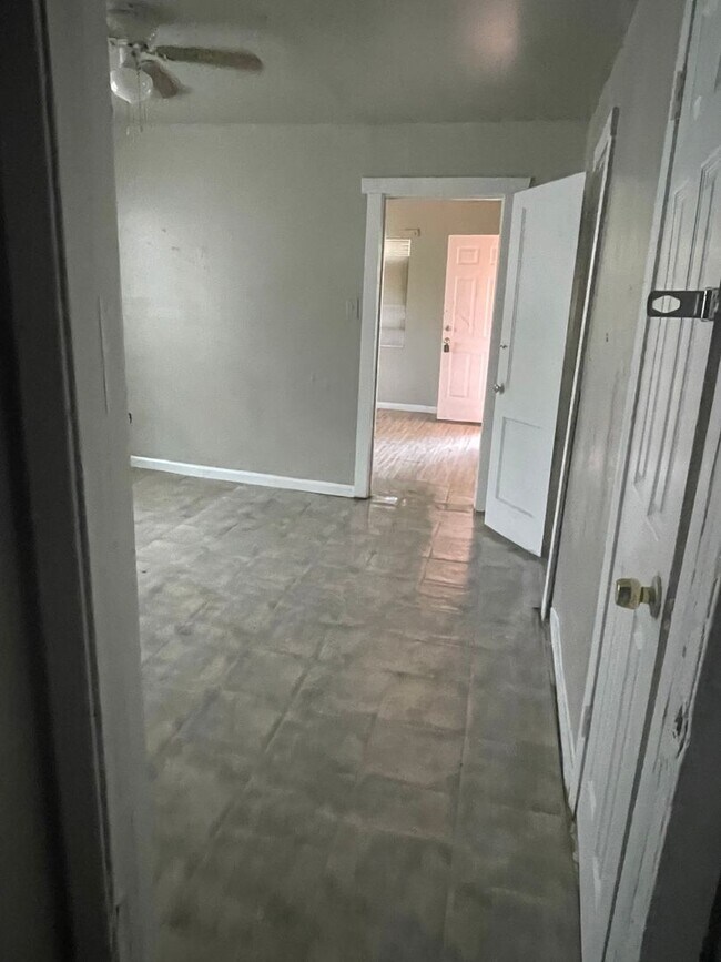 Foto del edificio - 2 bedroom One Bath Home For Rent