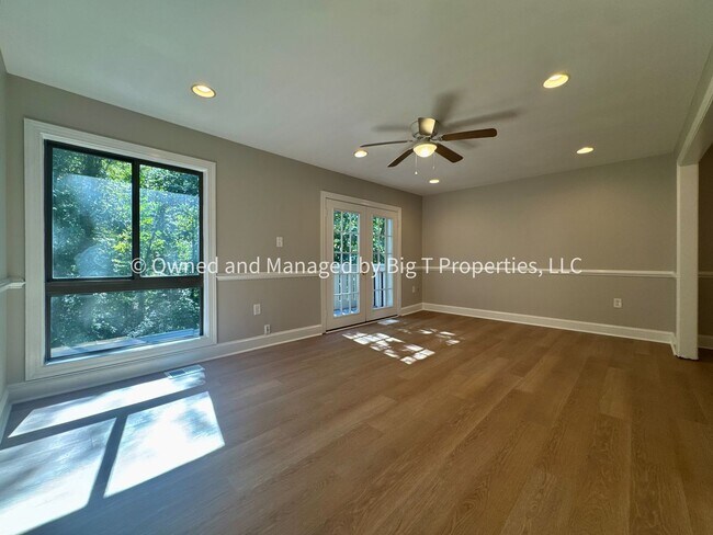 Foto del edificio - Beautifully updated huge townhouse in Wood...