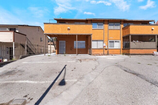 Building Photo - Practical 3-bedroom, 2-bath apartment