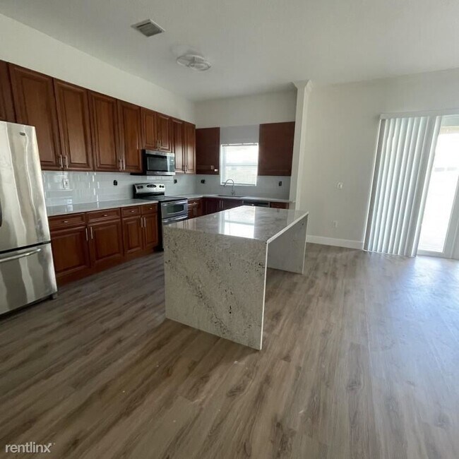 Building Photo - 4 br, 2.5 bath House - 311 W Royal Cove Cir