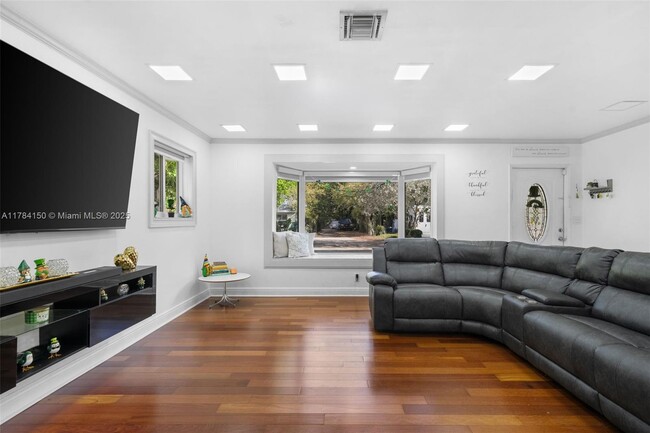 Foto del edificio - 4306 Johnson St