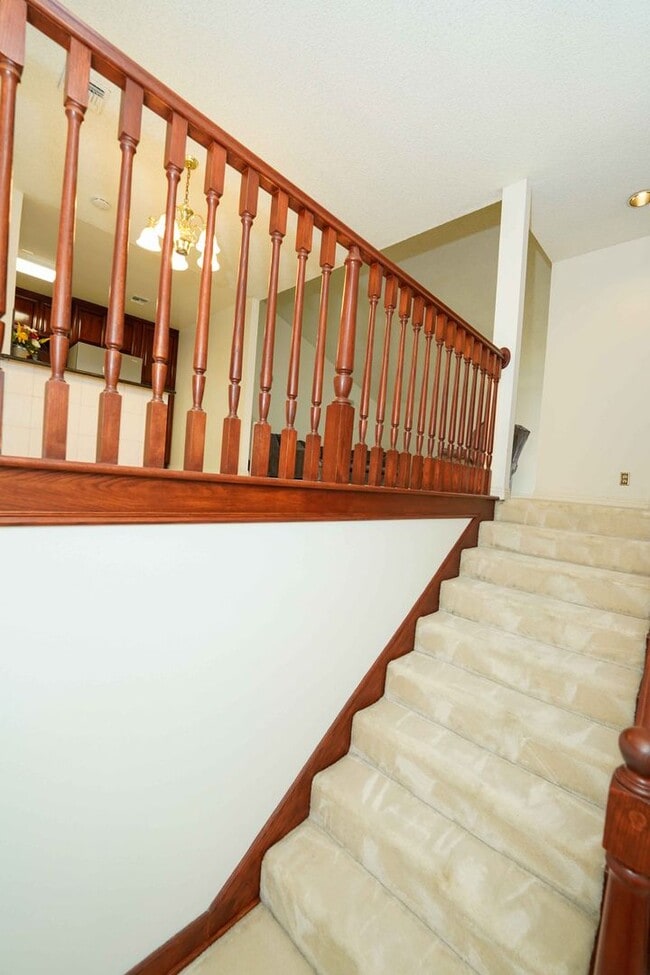 Building Photo - SPACIOUS 4 BEDROOMS & 2 BATHROOMS