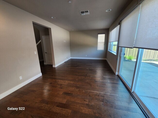 Foto del edificio - Beautiful two story home in the great neig...