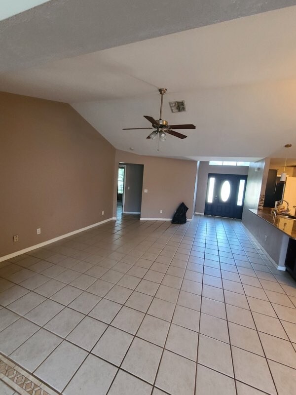 Foto del edificio - 18442 Tulip Rd