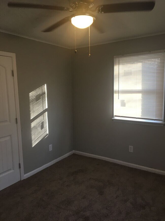Building Photo - COMING SOON! 3 BEDROOM HOUSE!  DEPOSIT-FRE...