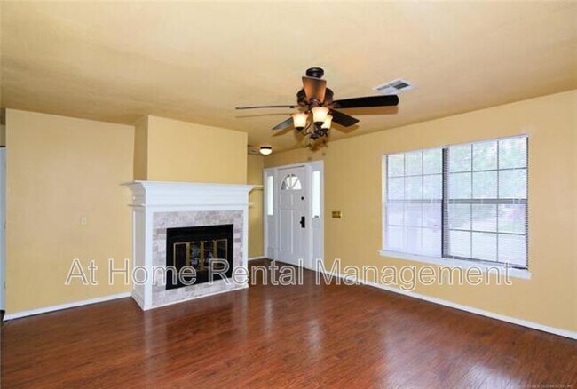 Building Photo - 2800 S Narcissus Ct