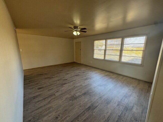 Building Photo - Beautiful 3-Bedroom Home with 2 Baths on 14th Street, Lubbock!