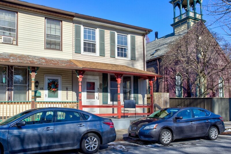 Primary Photo - 106 W Walnut St